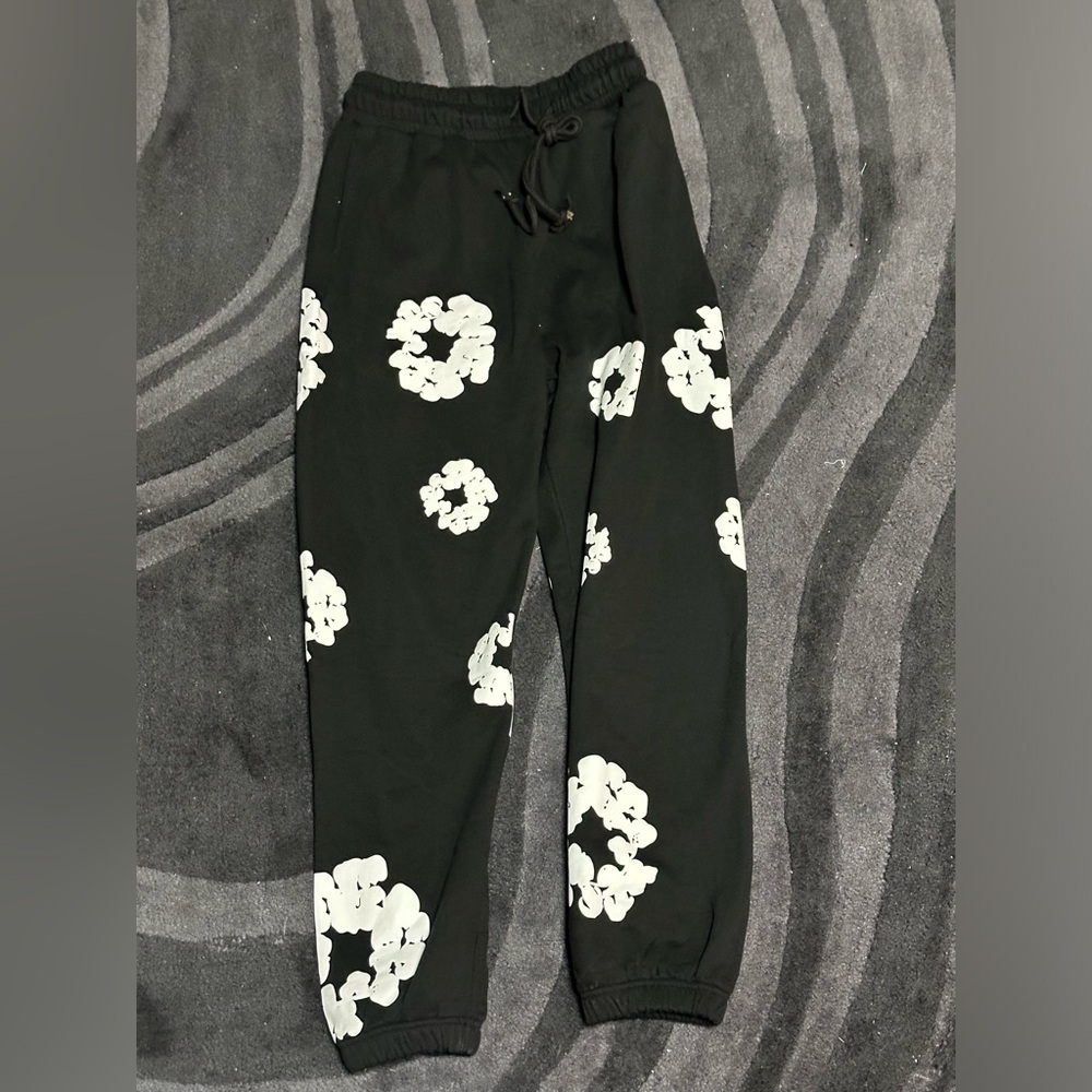 SOLD!!! Men’s Large Denim Tears Cotton Wreath Sweatpants